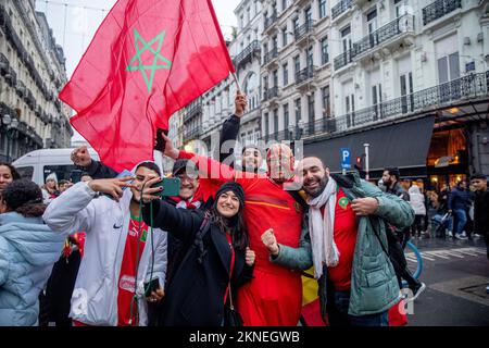 L'immagine mostra i tifosi marocchini celebrare la vittoria nel centro di Bruxelles, durante una partita di calcio tra la nazionale belga dei Diavoli rossi e il Marocco, nel Gruppo F della Coppa del mondo FIFA 2022, domenica 27 novembre 2022. BELGA FOTO HATIM KAGHAT Foto Stock