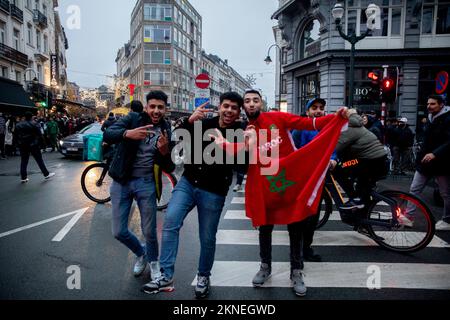 L'immagine mostra i tifosi marocchini celebrare la vittoria nel centro di Bruxelles, durante una partita di calcio tra la nazionale belga dei Diavoli rossi e il Marocco, nel Gruppo F della Coppa del mondo FIFA 2022, domenica 27 novembre 2022. BELGA FOTO HATIM KAGHAT Foto Stock