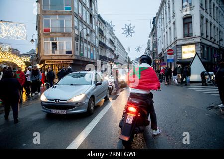 L'immagine mostra i tifosi marocchini celebrare la vittoria nel centro di Bruxelles, durante una partita di calcio tra la nazionale belga dei Diavoli rossi e il Marocco, nel Gruppo F della Coppa del mondo FIFA 2022, domenica 27 novembre 2022. BELGA FOTO HATIM KAGHAT Foto Stock