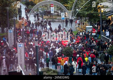 L'immagine mostra i tifosi marocchini celebrare la vittoria nel centro di Bruxelles, durante una partita di calcio tra la nazionale belga dei Diavoli rossi e il Marocco, nel Gruppo F della Coppa del mondo FIFA 2022, domenica 27 novembre 2022. BELGA FOTO HATIM KAGHAT Foto Stock