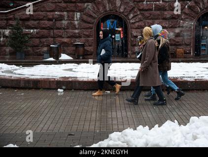 Kiev, Kiev, Ucraina. 26th Nov 2022. Le persone sono viste per le strade di Kyiv il 26 novembre 276th, giorno dell'invasione su larga scala dell'Ucraina, che è stata iniziata dalla Russia il 24 febbraio 2022. (Credit Image: © Danylo Antoniuk/ZUMA Press Wire) Foto Stock