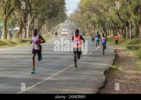 Nakuru, Kenya. 27th Nov 2022. Gli atleti si sfidano durante la maratona della città di Nakuru di Stanbic. Questa è stata la seconda maratona annuale sponsorizzata dalla Stanbic Bank e dal governo della contea di Nakuru, composta da 21km, 15km e 5km gare. Credit: SOPA Images Limited/Alamy Live News Foto Stock