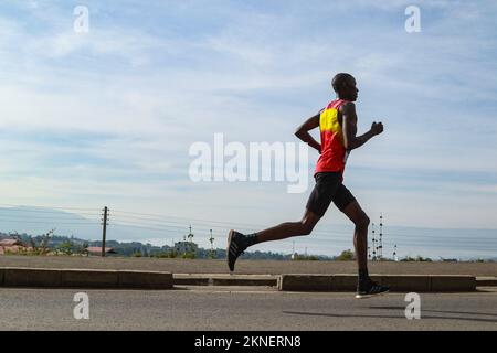 Nakuru, Kenya. 27th Nov 2022. Un atleta gareggia durante la Stanbic Nakuru City Marathon che si tiene a Nakuru. Questa è stata la seconda maratona annuale sponsorizzata dalla Stanbic Bank e dal governo della contea di Nakuru, composta da 21km, 15km e 5km gare. Credit: SOPA Images Limited/Alamy Live News Foto Stock