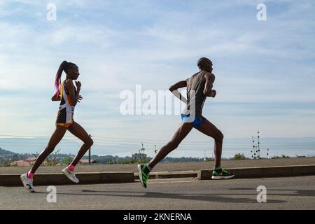 Nakuru, Kenya. 27th Nov 2022. Gli atleti si sfidano durante la maratona della città di Nakuru di Stanbic. Questa è stata la seconda maratona annuale sponsorizzata dalla Stanbic Bank e dal governo della contea di Nakuru, composta da 21km, 15km e 5km gare. Credit: SOPA Images Limited/Alamy Live News Foto Stock