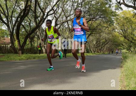 Nakuru, Kenya. 27th Nov 2022. Gli atleti si sfidano durante la maratona della città di Nakuru di Stanbic. Questa è stata la seconda maratona annuale sponsorizzata dalla Stanbic Bank e dal governo della contea di Nakuru, composta da 21km, 15km e 5km gare. Credit: SOPA Images Limited/Alamy Live News Foto Stock