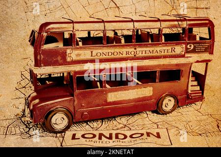 Poster antichi sbiaditi su un autobus a due piani di seppia sulla vecchia mappa di Londra. Autobus d'Inghilterra d'epoca Foto Stock