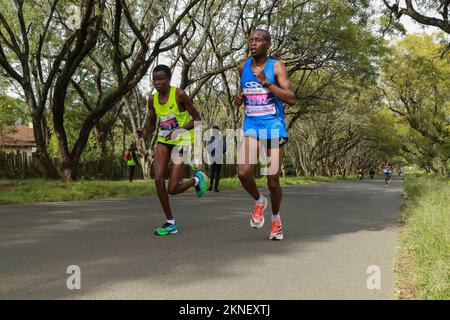 Nakuru, Kenya. 27th Nov 2022. Gli atleti si sfidano durante la maratona della città di Nakuru di Stanbic. Questa è stata la seconda maratona annuale sponsorizzata dalla Stanbic Bank e dal governo della contea di Nakuru, composta da 21km, 15km e 5km gare. (Foto di James Wakibia/SOPA Images/Sipa USA) Credit: Sipa USA/Alamy Live News Foto Stock