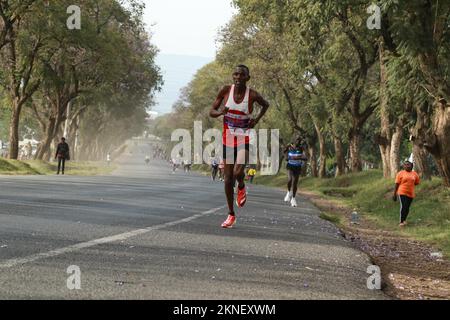 Nakuru, Kenya. 27th Nov 2022. Gli atleti si sfidano durante la maratona della città di Nakuru di Stanbic. Questa è stata la seconda maratona annuale sponsorizzata dalla Stanbic Bank e dal governo della contea di Nakuru, composta da 21km, 15km e 5km gare. (Foto di James Wakibia/SOPA Images/Sipa USA) Credit: Sipa USA/Alamy Live News Foto Stock