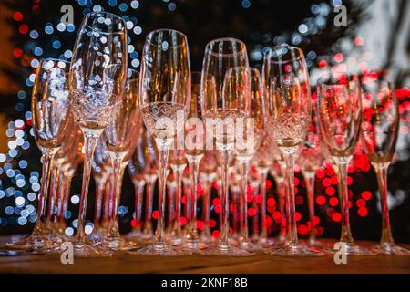 Calici di champagne con sfondo rosso dall'albero di natale di Leadenhall in preparazione alle feste. Foto Stock