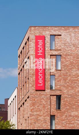 Cartello sul muro del Leonardo Hotel a bristol UK Foto Stock