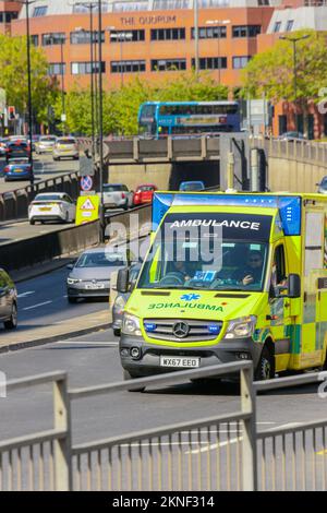 ambulanza britannica su blues e twos che risponde rapidamente ad un grido di emergenza nel centro di bristol Foto Stock
