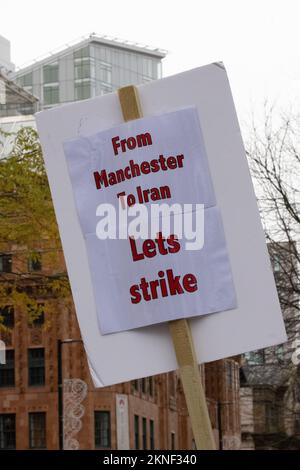 Manchester, Regno Unito. 27th Nov 2022. Domenica 27 novembre un raduno a Piazza San Pietro Manchester UK a sostegno della rivolta in Iran. Picture GARYROBERTS/WORLDWIDEFEATURES.COM Credit: GaryRobertsphotography/Alamy Live News Credit: GaryRobertsphotography/Alamy Live News Foto Stock