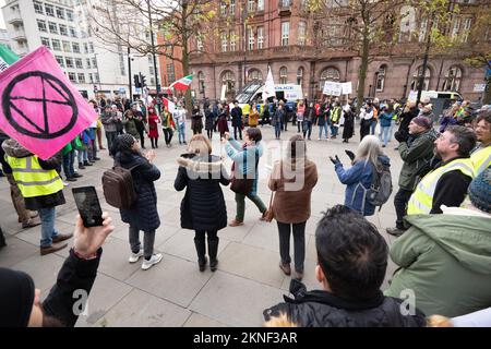 Manchester, Regno Unito. 27th Nov 2022. Domenica 27 novembre un raduno a Piazza San Pietro Manchester UK a sostegno della rivolta in Iran. Picture GARYROBERTS/WORLDWIDEFEATURES.COM Credit: GaryRobertsphotography/Alamy Live News Credit: GaryRobertsphotography/Alamy Live News Foto Stock