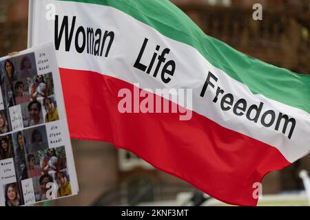 Manchester, Regno Unito. 27th Nov 2022. Domenica 27 novembre un raduno a Piazza San Pietro Manchester UK a sostegno della rivolta in Iran. Picture GARYROBERTS/WORLDWIDEFEATURES.COM Credit: GaryRobertsphotography/Alamy Live News Credit: GaryRobertsphotography/Alamy Live News Foto Stock