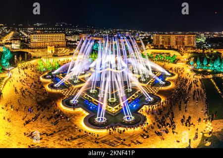 Vista aerea della più grande fontana di luce e musica della Russia. 2214 colori getti scoppiare nel cielo con accompagnamento musicale. Spettacolo notturno 'fuoco sull'acqua' Foto Stock