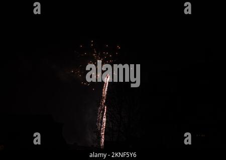 Fuochi d'artificio nel cielo di notte durante la vigilia di Capodanno nei Paesi Bassi Foto Stock