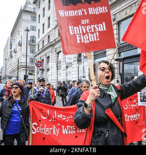 Londra, Regno Unito. 27th Nov 2022. La marcia per la libertà per le donne e le ragazze afghane libertà e l'istruzione, organizzata da Stand4NRF e marzo per le donne fa il suo senso da Marble attraverso Westminster a Downing Street, dove parecchi oratori prendono il palco per parlare per i diritti e le libertà delle donne afghane. Credit: Imageplotter/Alamy Live News Foto Stock