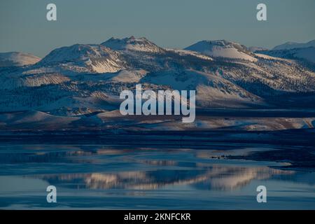 Il lago mono è bellissimo in inverno e riflette le cime montuose come i crateri Inyo-Mono, nella Sierra orientale della California. Foto Stock