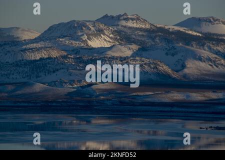 Il lago mono è bellissimo in inverno e riflette le cime montuose come i crateri Inyo-Mono, nella Sierra orientale della California. Foto Stock