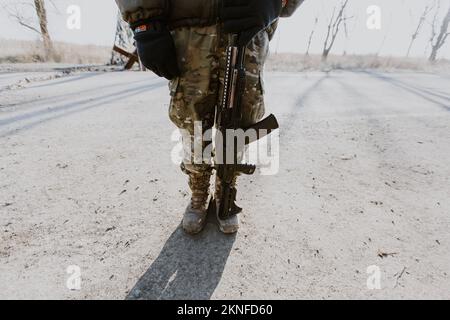 Mariupol, Ucraina - 11.19.2016: Una scuola distrutta nel villaggio in prima linea di Shirokino. Conseguenze della guerra tra Russia e Ucraina. Foto Stock