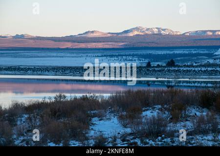 Il lago mono è bellissimo in inverno e riflette le cime montuose come i crateri Inyo-Mono, nella Sierra orientale della California. Foto Stock