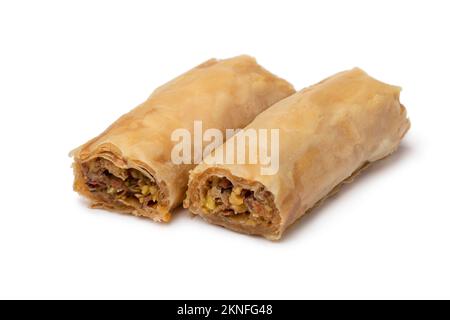 Tradizionale coppia di biscotti siriani farciti con anacardi e pistacchi isolati su fondo bianco Foto Stock