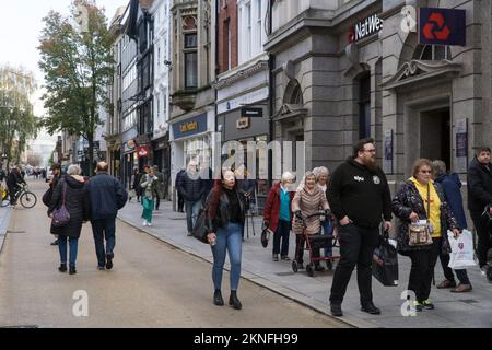 Exeter, Regno Unito, 16 novembre 2022: Gli amanti dello shopping in una giornata di sole sulla Exeter High Street e nei dintorni del centro commerciale Princesshay. Gli sconti del Black Friday sono in offerta e le vendite e gli sconti aprono la stagione dello shopping natalizio mentre i consumatori cercano di distribuire il costo del Natale durante il costo della crisi vivente. Anna Watson/Alamy Live News Foto Stock