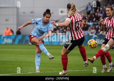 Manchester, Inghilterra, novembre 27th 2022: Mary Fowler (8 Manchester City) scatta un colpo durante la partita della fa Womens Continental League Cup tra Manchester City e Sunderland all'Academy Stadium di Manchester, Inghilterra (Natalie Mincher/SPP) Foto Stock