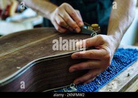 Irriconoscibile chitarra flamenco spagnola liutaio che crafting parte chitarra Foto Stock