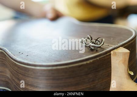 Irriconoscibile chitarra flamenco spagnola liutaio che crafting parte chitarra Foto Stock