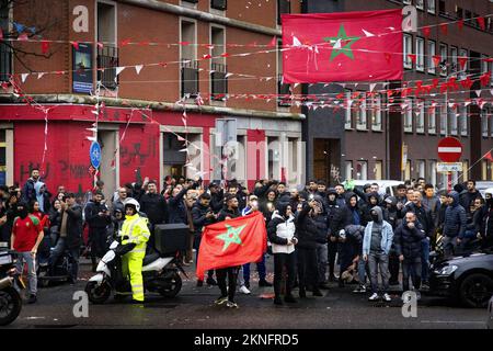 L'AIA - gli appassionati di calcio marocchini festeggiano all'Hoefkade dopo che la nazionale ha vinto la Coppa del mondo contro il Belgio. Dove il quartiere diventa completamente arancione nella maggior parte delle strade, c'è anche un sacco di rosso e verde, dalla bandiera del Marocco. ANP RAMON VAN FLYMEN olanda fuori - belgio fuori Foto Stock