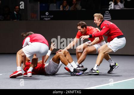 Felix Auger-Aliassime und Team Canda jubelt nach dem Sieg, Jubel, Freude, Emotion, Davis Cup finale 2022, Palacio de Deportes José María Martín Carpena, Malaga, Spanien. Foto Stock