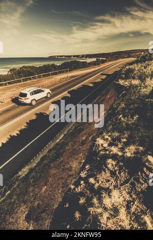 Foto in stile instagram elevato di una macchina in movimento che guida un lungo tratto di autostrada lungo la Great Ocean Road, Anglesea, Victoria, Australia Foto Stock