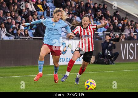 Manchester, Regno Unito. 27th Nov 2022. Manchester, Inghilterra, novembre 27th 2022: Laia Aleixandri (4 Manchester City) sulla palla durante il gioco di fa Womens Continental League Cup tra Manchester City e Sunderland all'Academy Stadium di Manchester, Inghilterra (Natalie Mincher/SPP) Credit: SPP Sport Press Photo. /Alamy Live News Foto Stock