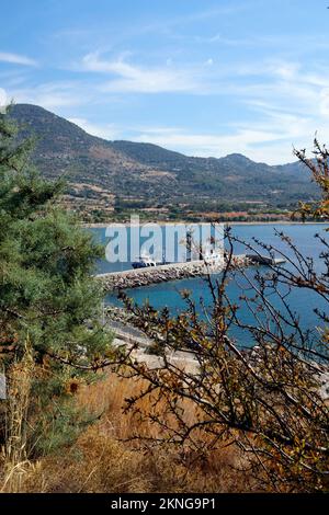Porto di Petra, Lesbos dalla strada principale da Molyvos a Petra. Settembre / Ott 2022. cym. Foto Stock