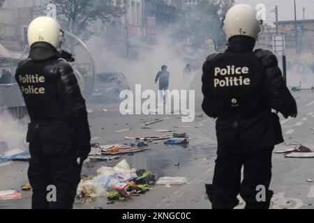 Bruxelles, Belgio. 27th Nov 2022. I manifestanti si sono scontrati con la polizia antisommossa dopo la partita di calcio del Qatar 2022 tra il Belgio e il Marocco, a Bruxelles, in Belgio, il 27 novembre 2022. Credit: ALEXANDROS MICHAILIDIS/Alamy Live News Foto Stock