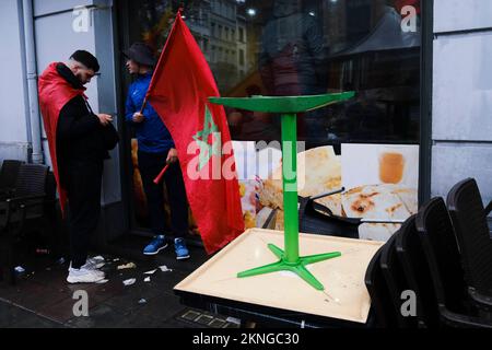 Bruxelles, Belgio. 27th Nov 2022. I manifestanti si sono scontrati con la polizia antisommossa dopo la partita di calcio del Qatar 2022 tra il Belgio e il Marocco, a Bruxelles, in Belgio, il 27 novembre 2022. Credit: ALEXANDROS MICHAILIDIS/Alamy Live News Foto Stock