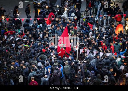 L'AIA - gli appassionati di calcio marocchini festeggiano all'Hoefkade dopo che la nazionale ha vinto la Coppa del mondo contro il Belgio. Dove il quartiere diventa completamente arancione nella maggior parte delle strade, c'è anche un sacco di rosso e verde, dalla bandiera del Marocco. ANP RAMON VAN FLYMEN olanda fuori - belgio fuori Foto Stock