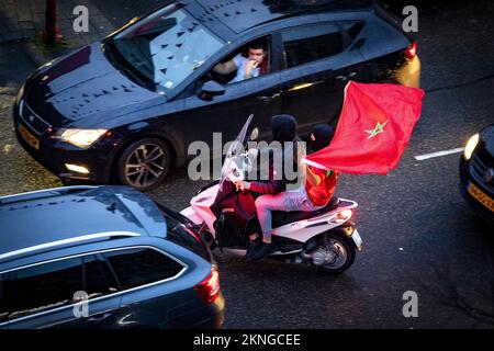 L'AIA - gli appassionati di calcio marocchini festeggiano all'Hoefkade dopo che la nazionale ha vinto la Coppa del mondo contro il Belgio. Dove il quartiere diventa completamente arancione nella maggior parte delle strade, c'è anche un sacco di rosso e verde, dalla bandiera del Marocco. ANP RAMON VAN FLYMEN olanda fuori - belgio fuori Foto Stock