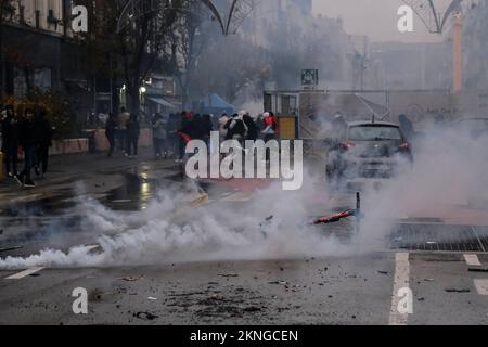 Bruxelles, Belgio. 27th Nov 2022. I manifestanti si sono scontrati con la polizia antisommossa dopo la partita di calcio del Qatar 2022 tra il Belgio e il Marocco, a Bruxelles, in Belgio, il 27 novembre 2022. Credit: ALEXANDROS MICHAILIDIS/Alamy Live News Foto Stock