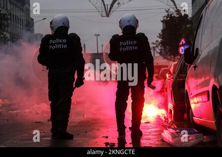 Bruxelles, Belgio. 27th Nov 2022. I manifestanti si sono scontrati con la polizia antisommossa dopo la partita di calcio del Qatar 2022 tra il Belgio e il Marocco, a Bruxelles, in Belgio, il 27 novembre 2022. Credit: ALEXANDROS MICHAILIDIS/Alamy Live News Foto Stock