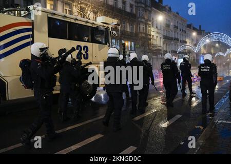 Bruxelles, Belgio. 27th Nov 2022. I manifestanti si sono scontrati con la polizia antisommossa dopo la partita di calcio del Qatar 2022 tra il Belgio e il Marocco, a Bruxelles, in Belgio, il 27 novembre 2022. Credit: ALEXANDROS MICHAILIDIS/Alamy Live News Foto Stock