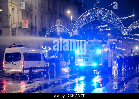 Bruxelles, Belgio. 27th Nov 2022. I manifestanti si sono scontrati con la polizia antisommossa dopo la partita di calcio del Qatar 2022 tra il Belgio e il Marocco, a Bruxelles, in Belgio, il 27 novembre 2022. Credit: ALEXANDROS MICHAILIDIS/Alamy Live News Foto Stock