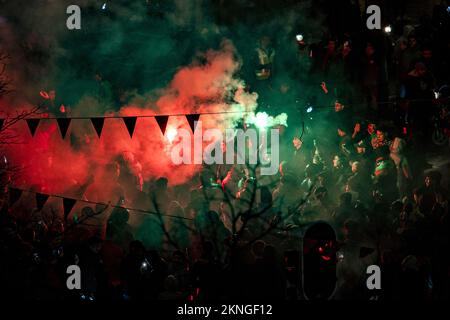 L'AIA - gli appassionati di calcio marocchini festeggiano all'Hoefkade dopo che la nazionale ha vinto la Coppa del mondo contro il Belgio. Dove il quartiere diventa completamente arancione nella maggior parte delle strade, c'è anche un sacco di rosso e verde, dalla bandiera del Marocco. ANP RAMON VAN FLYMEN olanda fuori - belgio fuori Foto Stock