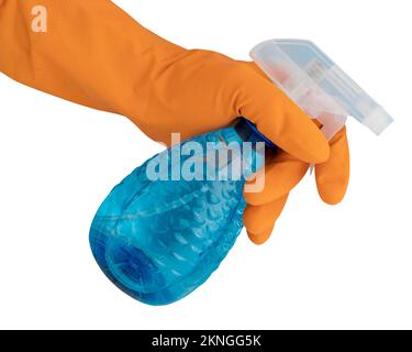 mano in guanto protettivo arancione che tiene flacone spray con disinfettante su sfondo bianco, disinfezione o concetto di igiene su focolaio di coronavirus, c Foto Stock