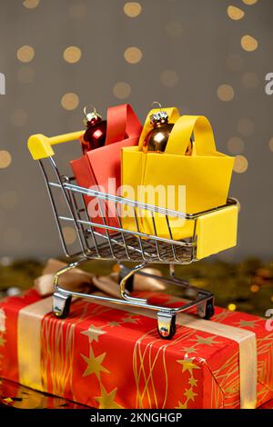 Carrello con pacchetti, acquisti, sconti e regali per Natale e Capodanno Foto Stock