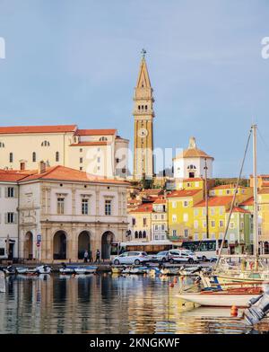 Pirano, Primorska, Slovenia. Vista sul porto di Tartinijev trg (o quadrata) e la guglia di San Giorgio e la cattedrale. Foto Stock