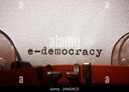 e-democrazia parola scritta con una macchina da scrivere. Foto Stock