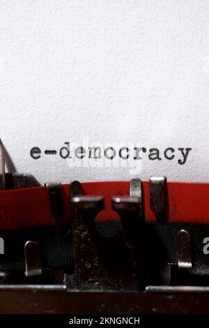 e-democrazia parola scritta con una macchina da scrivere. Foto Stock