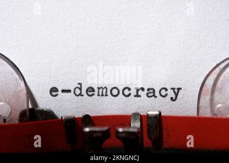 e-democrazia parola scritta con una macchina da scrivere. Foto Stock